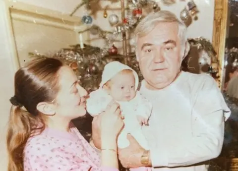 Cum arată fiica lui Dem Rădulescu. Irina are 33 de ani şi seamănă foarte bine cu tatăl ei: „Am fost feblețea și slăbiciunea lui!”