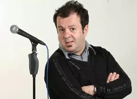 Îți mai amintești de Costel din serialul "La bloc"? Actorul Dragoș Moștenescu s-a mutat definitiv din România! Uite ce face acum