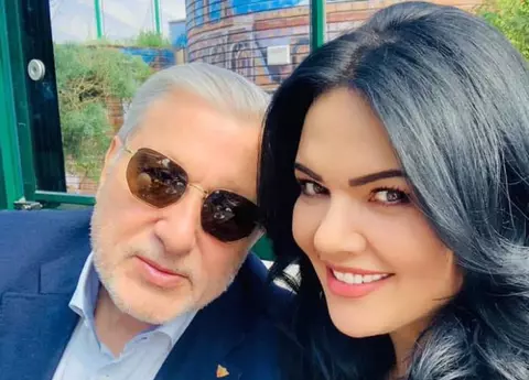 Cum arată soția lui Ilie Năstase în costum de baie. La 43 de ani, Ioana Simion a întors toate privirile la plajă