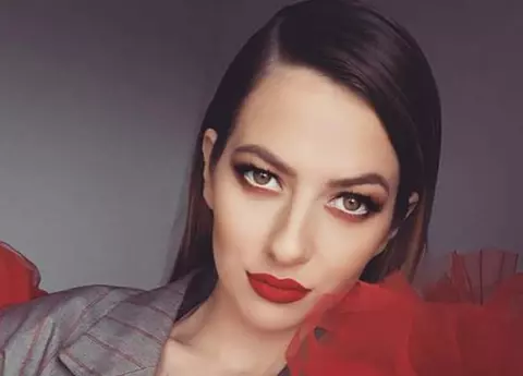 Tatăl Lidiei Buble a împlinit 70 de ani. Artista i-a făcut cadou un tort în formă de biblie!