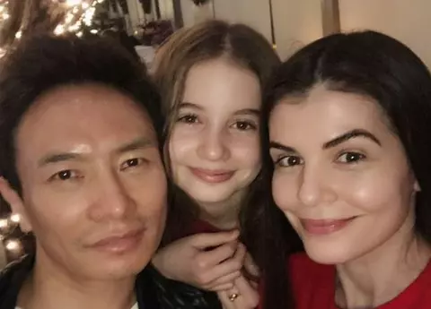 Monica Gabor a trecut la cratiță. Vedeta îi gătește lui Mr. Pink mâncare românească