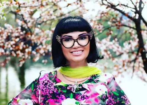 Ozana Barabancea, la fel de sexy în minijupă și cu decolteu adânc ca în studenție, după ce a slăbit 60 de kilograme!