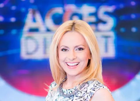 Cum arată Simona Gherghe, la două luni după ce a născut a doua oară. S-a îmbrăcat în roz şi fanii au copleşit-o cu inimioare!