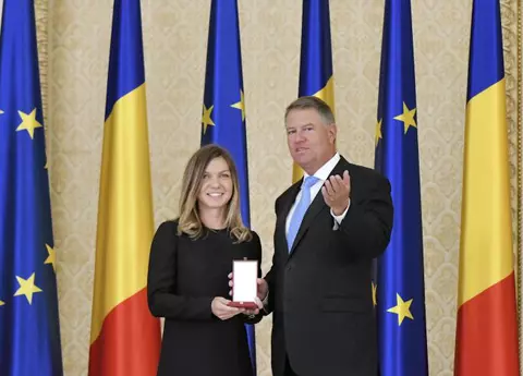 Simona Halep, decorată cu „Steaua României” de președintele Klaus Iohannis la Cotroceni. Campioana a mers însoțită de iubit