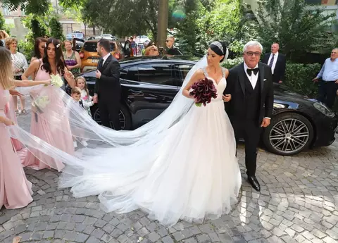 Primele imagini de la cununia religioasă. Adelina Pestrițu a fost condusă la altar de tatăl ei