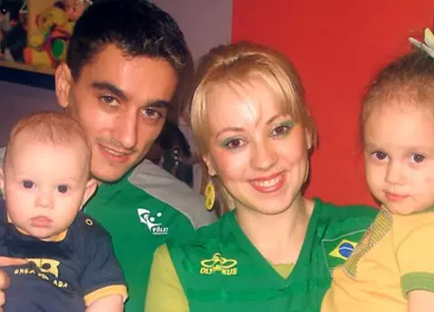 Fiica lui Marian Drăgulescu a trecut prin 4 operaţii complicate, dar este bine acum. La 15 ani, Beatrice este o domnişoară superbă! FOTO!