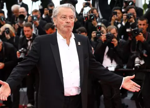 Momente dramatice pentru Alain Delon. Actorul de 83 de ani a suferit un accident cardio-vascular cerebral! Care e starea sa de sănătate acum