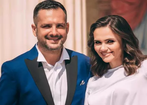 Cum și-au făcut apariția nașii Cristina Șișcanu și Mădălin Ionescu la nunta Gabrielei Cristea cu Tavi Clonda. Nașa, roz din cap până-n picioare!