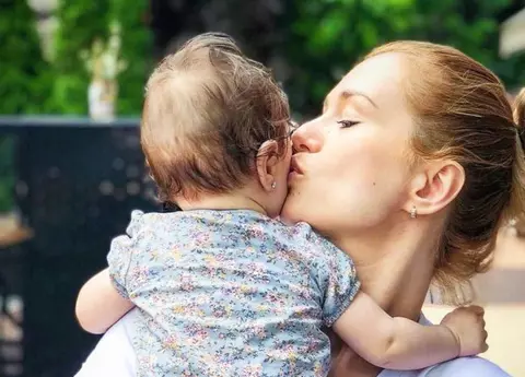 Prima fotografie în care i se vede chipul fetiței lui Feli. Nora Luna are trăsături de păpușă