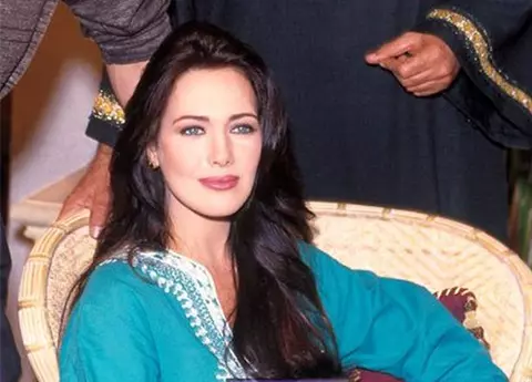 O mai ții minte pe bruneta superbă din ”Fiica Maharajahului”? Hunter Tylo și-a distrus frumusețea de chip cu operațiile estetice. Transformarea este șocantă!