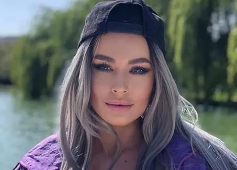 Misha, cea mai provocatoare fotografie de până acum! Artista face ”ravagii” în Santorini cu cele mai sumare costume de baie