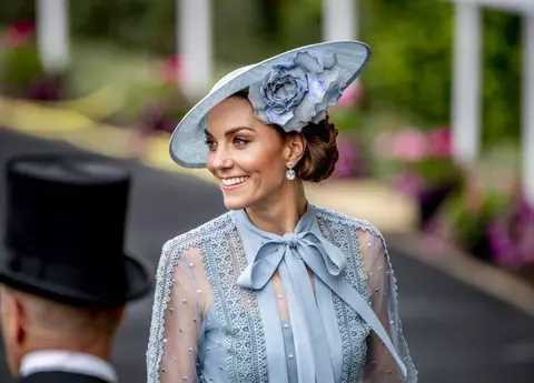 Exerciţiul care o ajută pe Kate Middleton să aibă un abdomen plat, după 3 sarcini. Poţi să-l faci şi tu acasă!