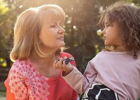 Cum s-a schimbat Maria Băsescu de când a dispărut din lumina reflectoarelor. E bunică cu normă întreagă și arată senzațional la 70 de ani