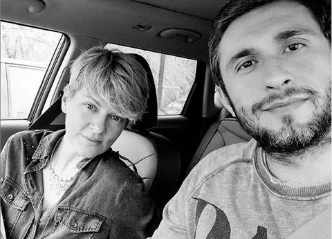 Cum s-a îndrăgostit Dragoș Bucur de Dana Nălbaru: ”Am cunoscut-o pe stradă și după cinci zile ne-am căsătorit. Cred în suflete-pereche”