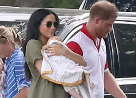 Meghan Markle și Prințul Harry și-au scos fiul în lume. La 4 luni, Archie a mers pentru prima oară la bar!