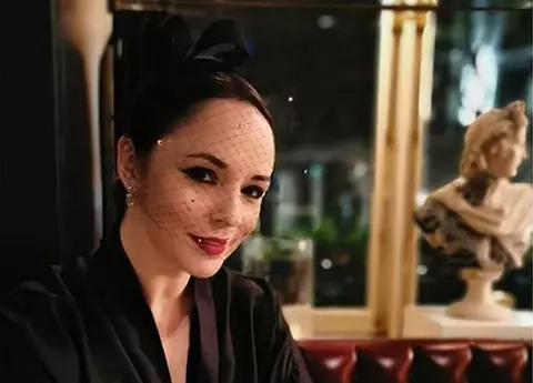 Mai tii minte cum arăta Andreea Marin cand prezenta știri la TVR 1? Abia o recunoști. Avea 20 de ani și era tunsă băiețește