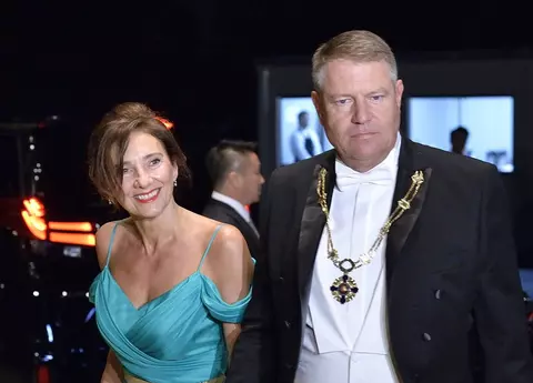 Gafă de proporții?! Președintele Klaus Iohannis a participat la Banchetul Imperial din Japonia cu costumul pătat