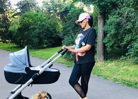 Lavinia Pârva a ieșit la plimbare cu micuțul Alexandru! Ce ținută a îmbrăcat proaspăta mămică