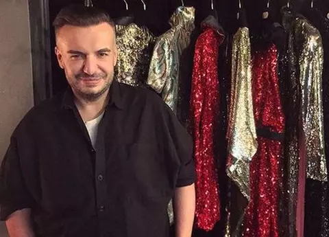 Tribut emoționant adus lui Răzvan Ciobanu la Gala Avanpremiere. Clientele designerului au defilat în creații ale acestuia nemaivăzute până acum
