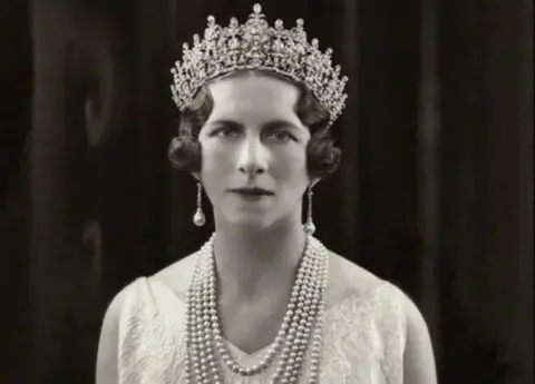 Regina Elena a României, una dintre cele mai elegante regine ale Europei! Cu ce designer era prietenă