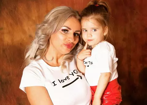 Sânziana Buruiană își alăptează fetița în vârstă de aproape 4 ani: ”Nu am încercat niciodată să opresc asta”