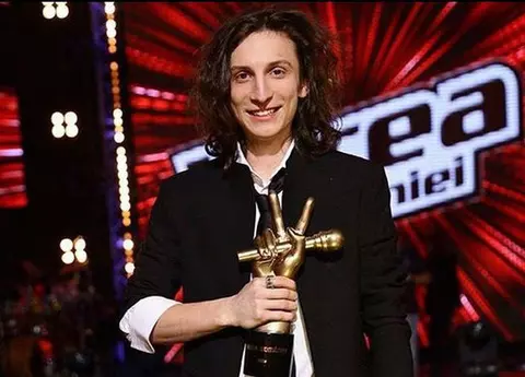 Ce face și cum arată acum Tiberiu Albu, rockerul care a câștigat Vocea României 2014. S-a vopsit blond și are o soție frumoasă de pică!