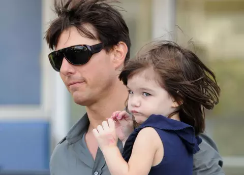 O mai ții minte pe Suri, fetița lui Tom Cruise? La 13 ani, a devenit o domnișoară incredibil de frumoasă