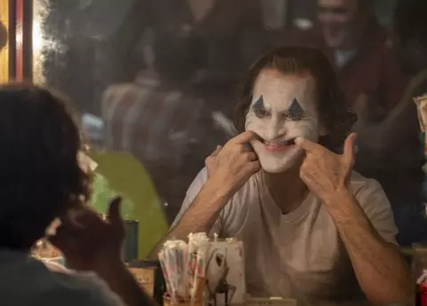 Râsul isteric al lui Joker ascunde o boală rară. De unde s-a inspirat Joaquin Phoenix pentru personajul Arthur Fleck