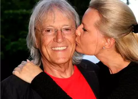 Mesajul de iubire scris de soția lui Mihai Constantinescu pe coroană, la înmormântare