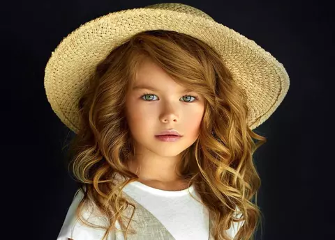 Cine este și cum arată cea mai frumoasă fetiţă din lume! Alina Yakupova (6 ani) are un chip de îngeraş şi oamenii rămân uimiţi când o văd! FOTO