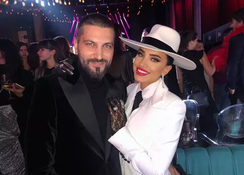 Cum s-a îmbrăcat Adelina Pestrițu la E! People’s Choice Awards. A purtat o ținută elegantă pe covorul roșu din America