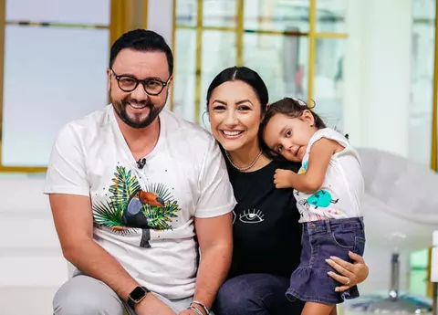 Eva Măruță pozează la 4 ani precum un fotomodel. Și-a asortat rujul cu rochia înflorată și bijuteriile