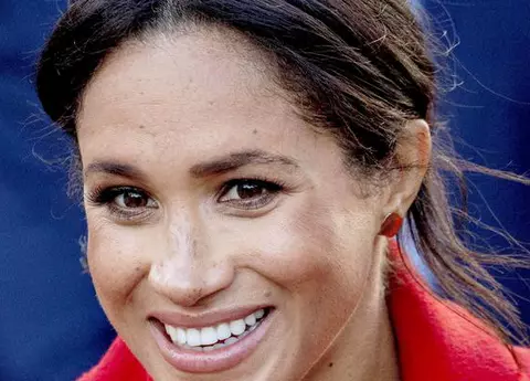 Meghan Markle poartă la gât două lănțișoare cu semnele zodiacale ale lui Harry și Archie. N-o să crezi cât de ieftine sunt!