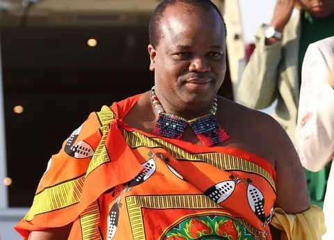 În timp ce supușii săi fac foamea, Regele african Mswati al III-lea a cumpărat 19 mașini Rolls Royce pentru cele 15 soții ale sale!