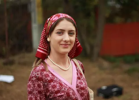 Cine este Andreea Lodba, tânăra care o interpretează pe Aurica, în comedia „Moldovenii”. Nu vei ghici niciodată care este meseria ei de bază!