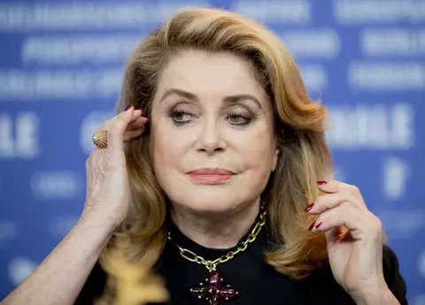 Catherine Deneuve a suferit un accident vascular, dar medicii nu au sărit să îi acorde primul ajutor. Toată lumea credea că joacă un rol!