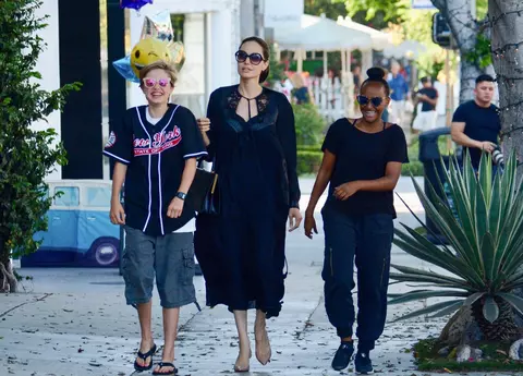 La 13 ani, fetița actorilor Angelina Jolie și Brad Pitt a început procesul de schimbare de sex. Shiloh vrea să fie băiat