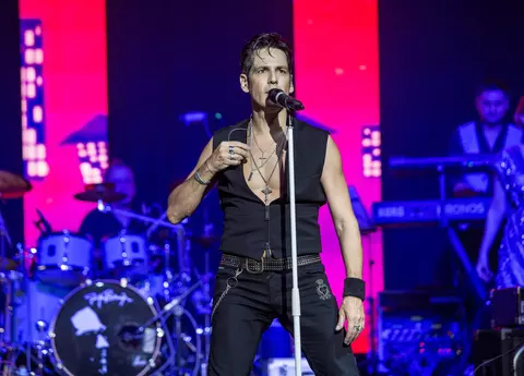 Dialog emoționant între Ștefan Bănică Jr. și fiul lui, pe scena Sălii Palatului. „Mi-e dor să te știu lângă brad”