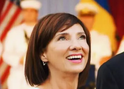 Cum s-a îmbrăcat Carmen Iohannis la recepția oferită de Regina Elisabeta a II-a. Ținuta soției președintelui a atras toate privirile