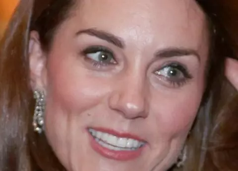 Kate Middleton a împrumutat o pereche de cercei de la Regina Elisabeta a II-a. A făcut senzație cu ei la o recepție