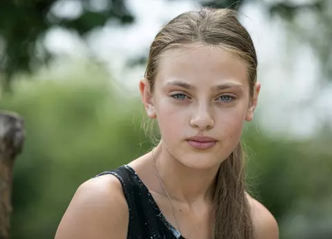 O mai ții minte pe Adina, fetița de la Glina, care trăiește în sărăcie? La 13 ani e transformată total și a pozat ca un model profesionist pentru VIVA de ianuarie!