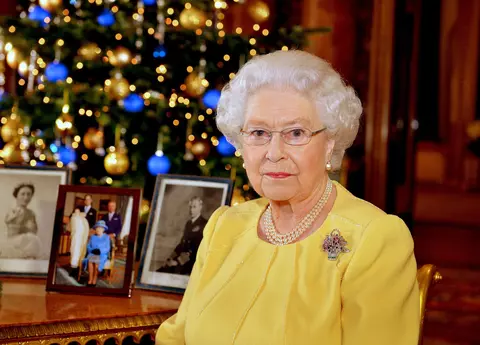 Regina Elisabeta a II-a încalcă tradiția! De ce ține suverana decorațiunile de Crăciun până în februarie