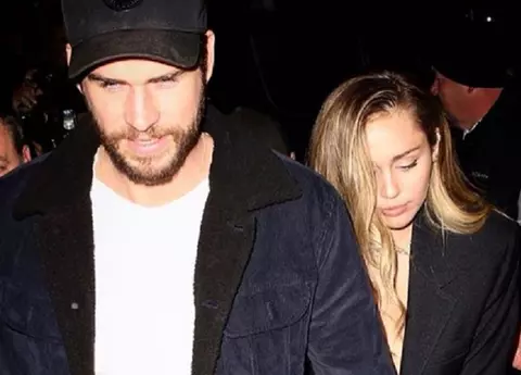 Miley Cyrus și Liam Hemsworth au divorțat după 10 ani de relație și 8 luni de mariaj!