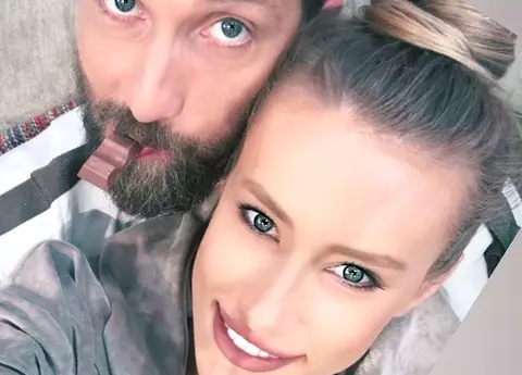 Dani Oţil şi-a pozat iubita alintată „Miss Funduleţ” goală, în cadă şi postat fotografia pe Instagram / Reacţia fanilor