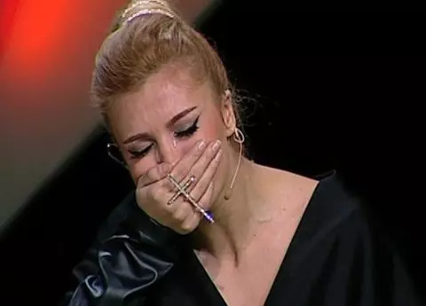 Dramele neștiute ale Lorei. Până la 37 de ani, cântăreața și-a pierdut cele mai dragi ființe – tatăl, mama, bunica... / De ce au murit părinții săi