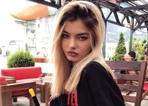 Fiica lui Cristian Boureanu își împarte viața între facultate și discotecă. Ioana pozează provocator la 19 ani