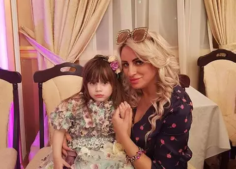 Sânziana Buruiană își alăptează și acum fetița de 4 ani: ”Vreau să intru în Cartea Recordurilor”
