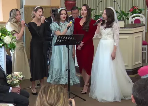 Pe surorile Lidiei Buble le știe toată lumea, dar uite cum arată frățiorul mai mic al vedetei. Câți ani are și cu ce se ocupă