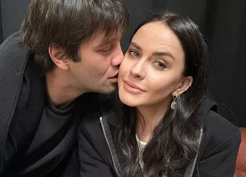 Adelina și Cristi Chivu, nevoiți să iasă din carantină pentru a merge la supermarket. Cei doi s-au echipat cu măști de protecție și mănuși împotriva coronavirus