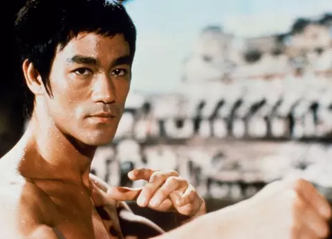 Îl mai ții minte pe Bruce Lee? Legenda filmelor de arte marțiale a avut un destin tragic și o moarte învăluită în mister
